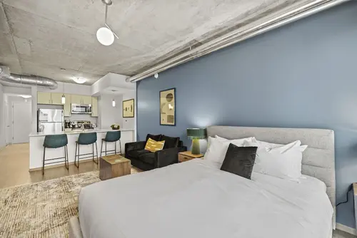 Placemakr Premier SoBro, Room