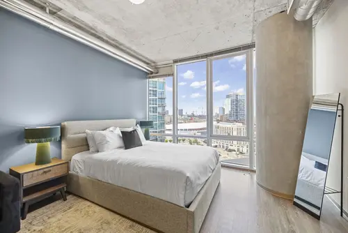 Placemakr Premier SoBro, Room
