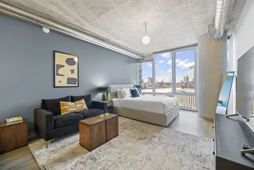 Placemakr Premier SoBro, Room