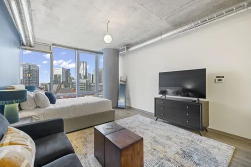Placemakr Premier SoBro, Room