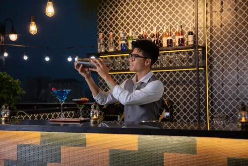 FTE Ba Dinh Hotel, Swim-up bar