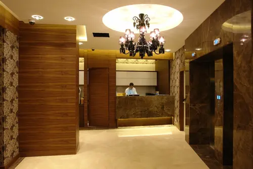 Hotel Le Mirage, Reception