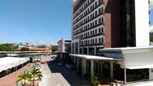 HIG Hotel, Front of property