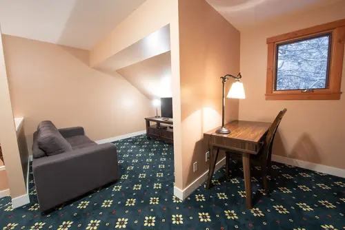Painter's Lodge, Room