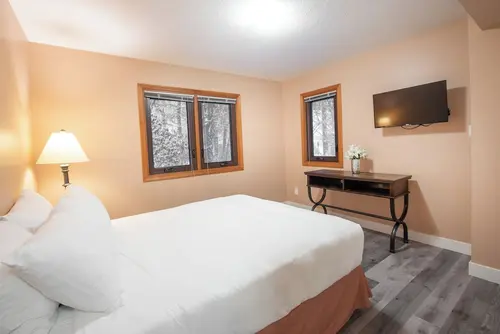 Painter's Lodge, Room