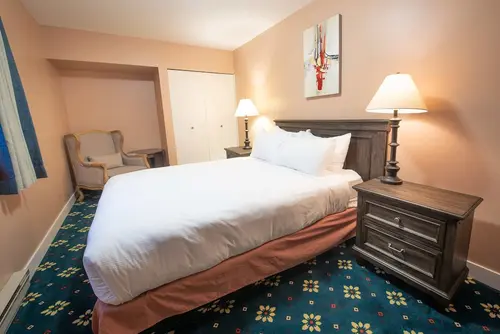 Painter's Lodge, Room