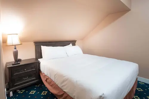 Painter's Lodge, Room