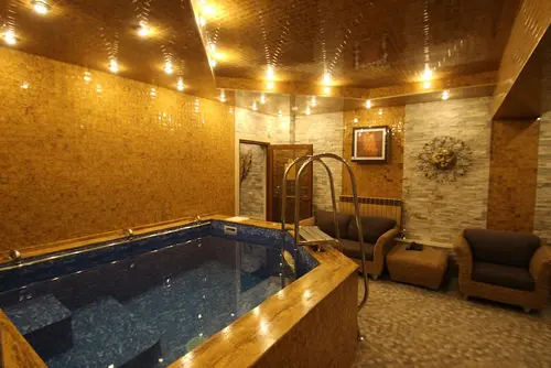 Uyut Hotel, Indoor spa tub