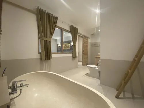 The Kama, Bathroom
