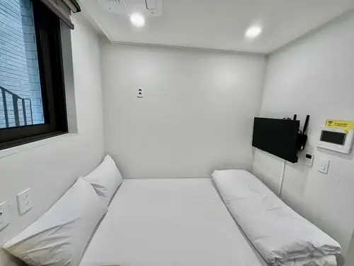 318 Stay, Room