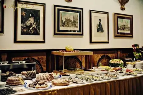Royal Ricc, Restaurant