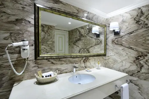 Ambassadori, Room