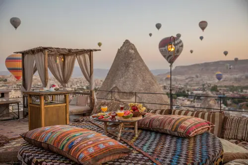 Divan Cave House, 