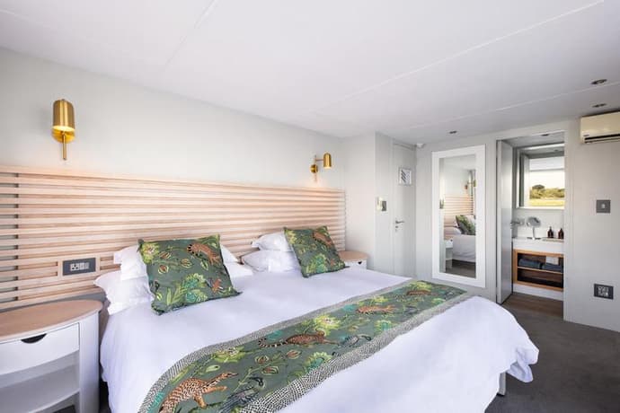 Zambezi Queen - 3 Night Package - FI - Suite 24 and 26 & Activities - ZAR