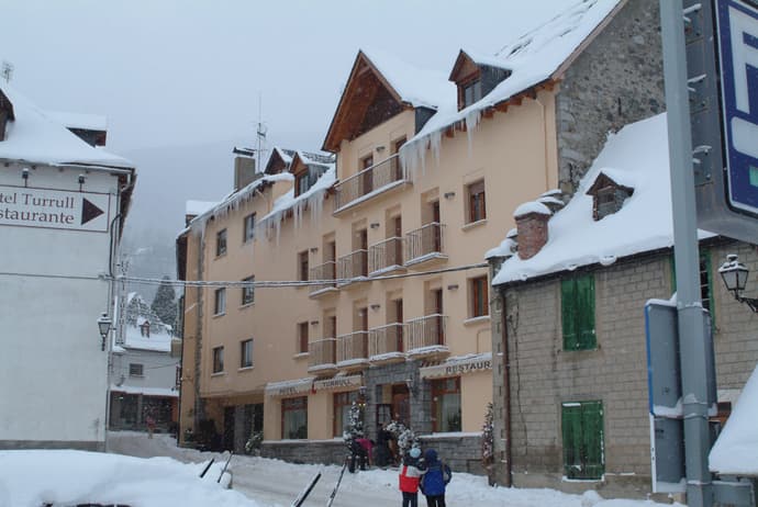 Turrull, HOTEL