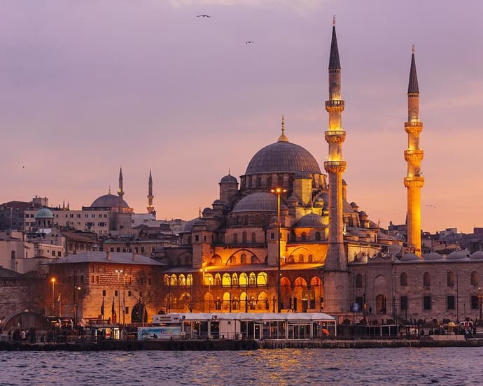 Viaggi in compagnia: ISTANBUL AL CONFINE TRA DUE MONDI