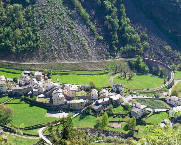 EXPLORE IL TRENINO ROSSO del Bernina, St. Moritz, Livigno