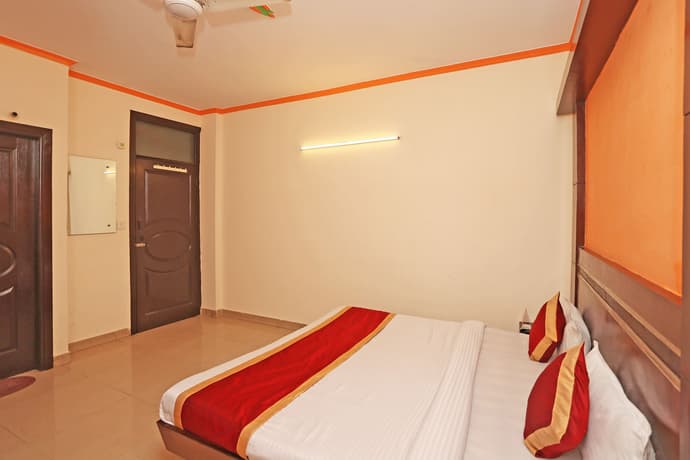 OYO 9726 Hotel Aura Palace Deluxe, 