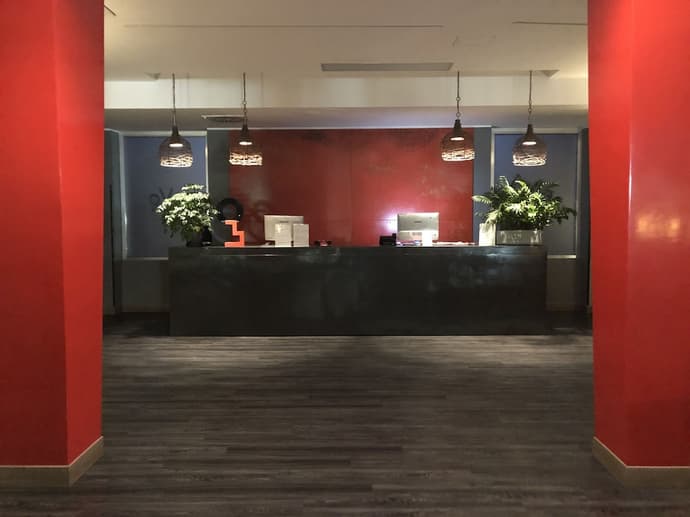 Hotel V99, Featured Image