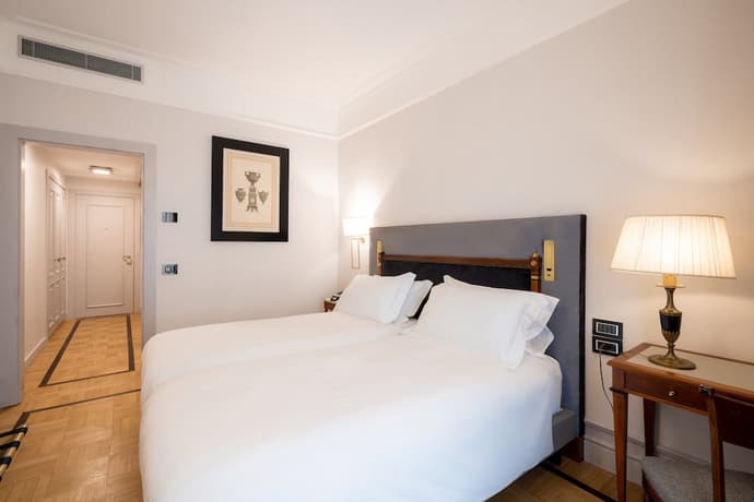 Grand Hotel Parkers, Primary image