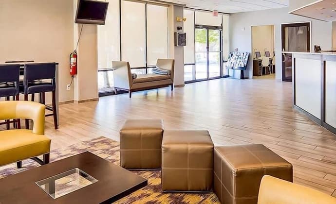 Hotel Pentagon, Primary image