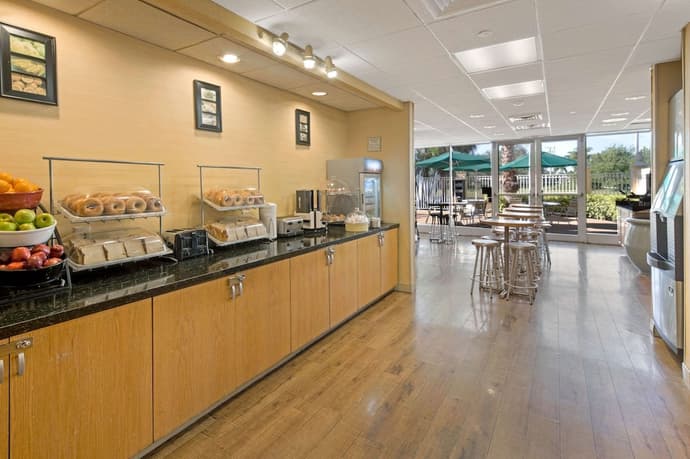 La Quinta Inn & Suites by Wyndham Sunrise, Primary image