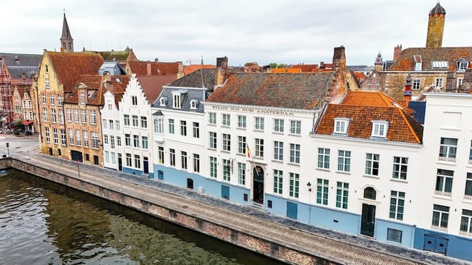 Martin's Relais, Primary image