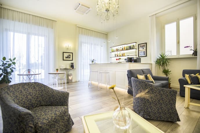 Hotel Italia, Primary image