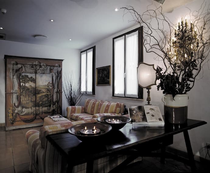 Hotel Columbia, Primary image