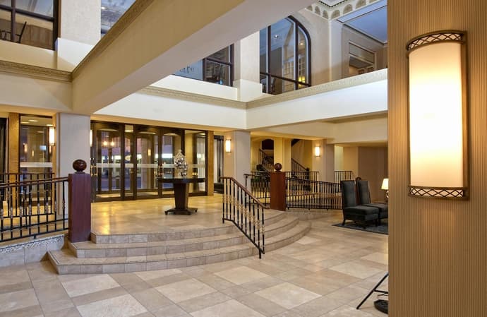 Delta Hotels by Marriott Bessborough, Interior entrance