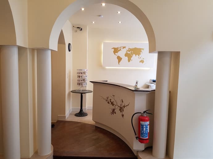 Hotel Queen Mary, Primary image