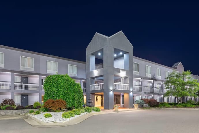 Howard Johnson by Wyndham Romulus Detroit Metro Airport, Primary image