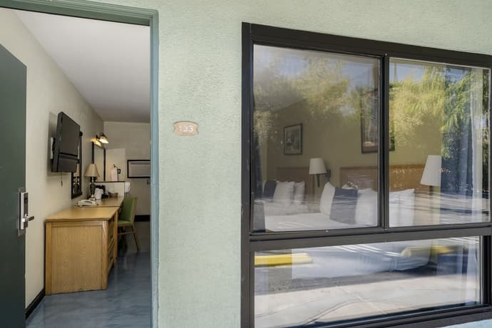 Caliente Tropics Hotel, Interior entrance