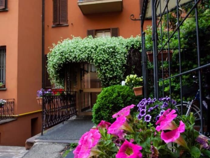 Hotel Astoria, Primary image