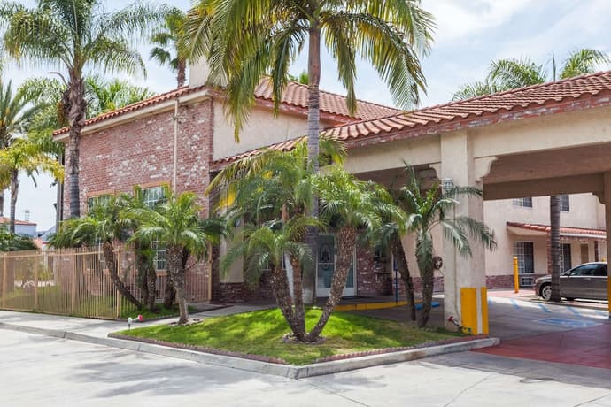 Days Inn & Suites by Wyndham South Gate, Primary image