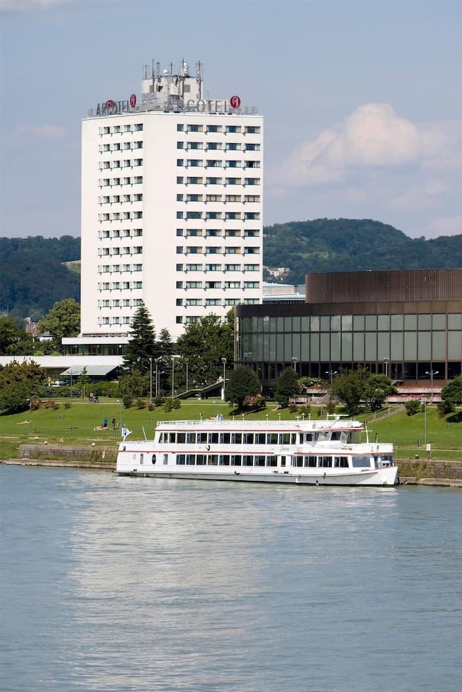 ARCOTEL Nike, Primary image