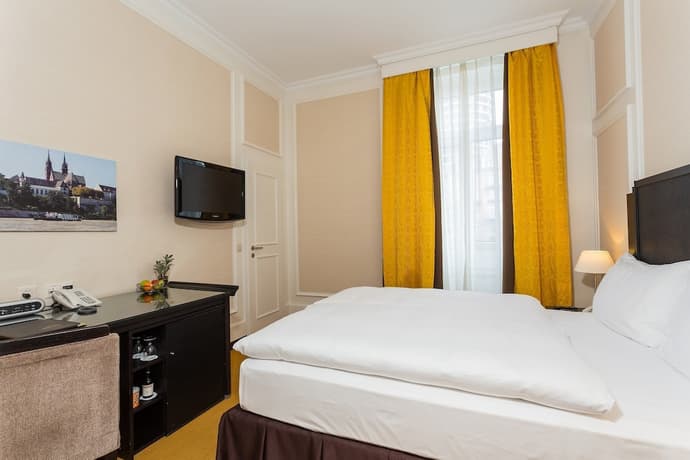 Hotel Euler, Primary image