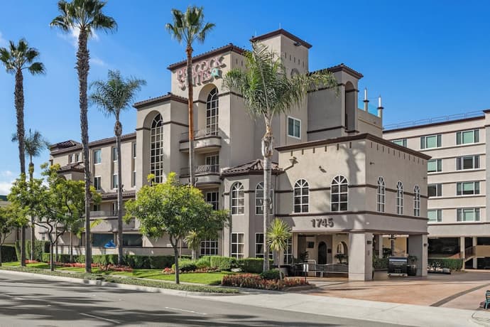 Peacock Suites, Primary image