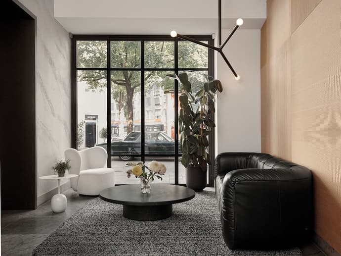 Bob W Munich Old Town, Primary image