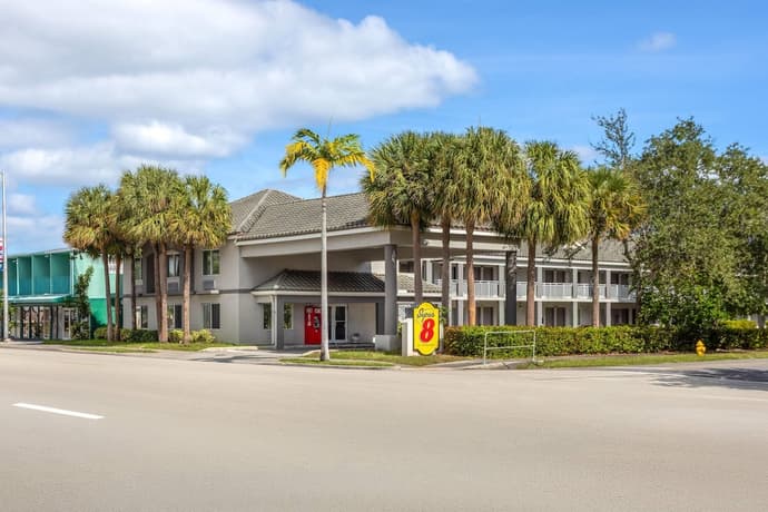 Super 8 by Wyndham Dania/Fort Lauderdale Arpt, Primary image