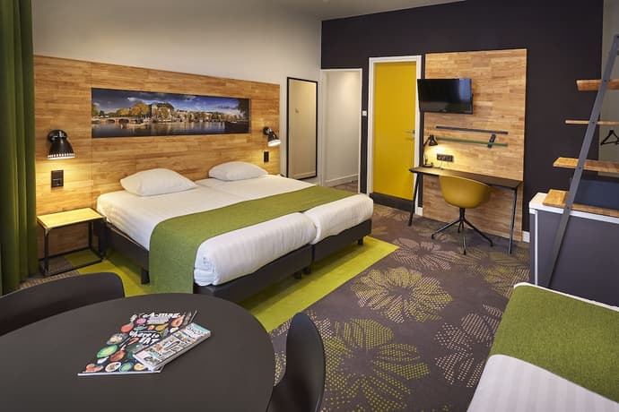 Hotel Nova, Primary image