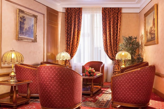 Hotel The Originals Paris Paix République, Lobby sitting area