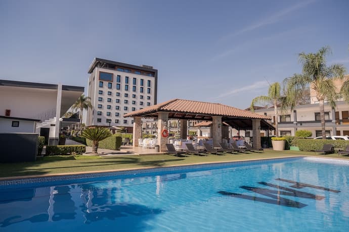 Hotel Malibu, Primary image