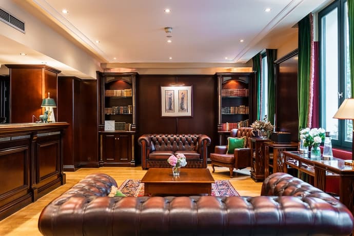 Villa Pantheon, Primary image