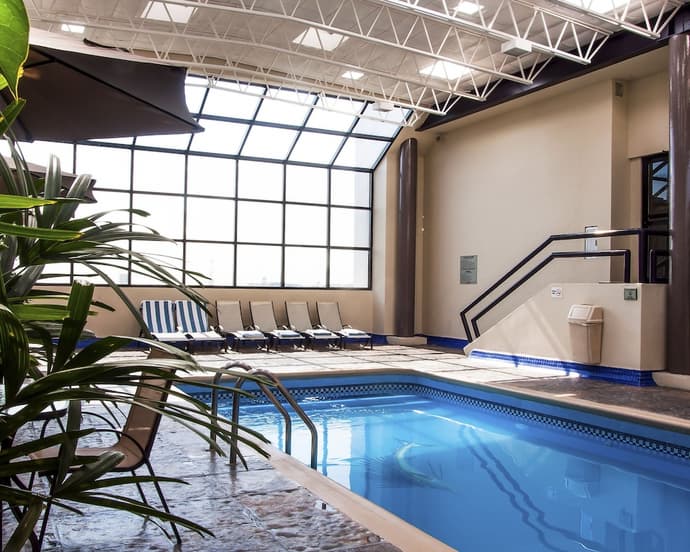 Everest Hotel, Primary image