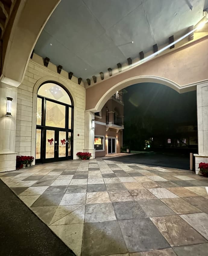 Tahitian Inn, Primary image