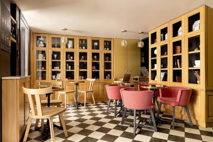 La Dépendance, Primary image