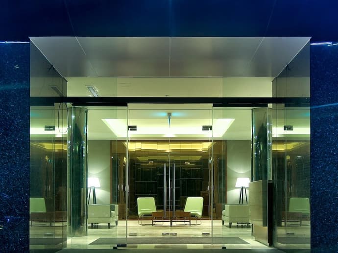 Hilton Colombo Residence, Interior entrance
