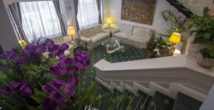 Hotel Flora, Primary image