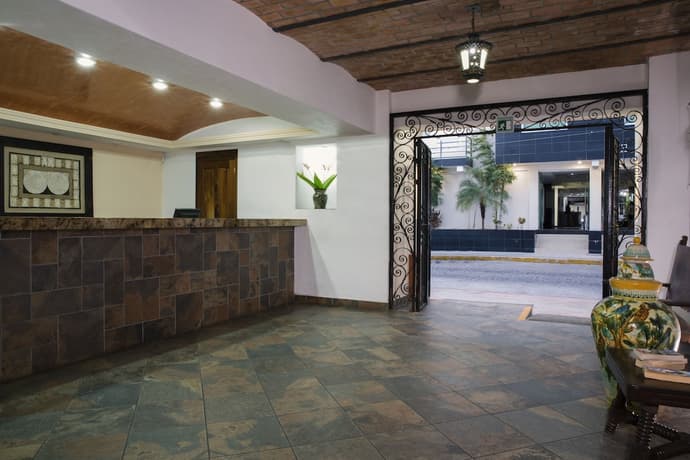 El Pescador Hotel, Interior entrance
